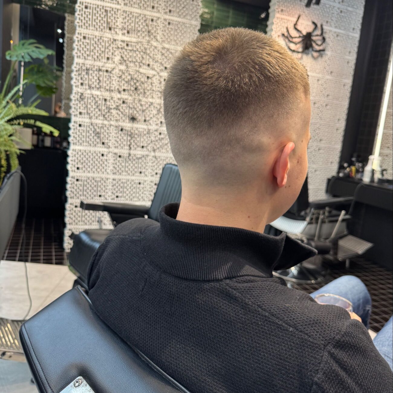 Krótkie strzyżenie męskie z fade, widok z tyłu