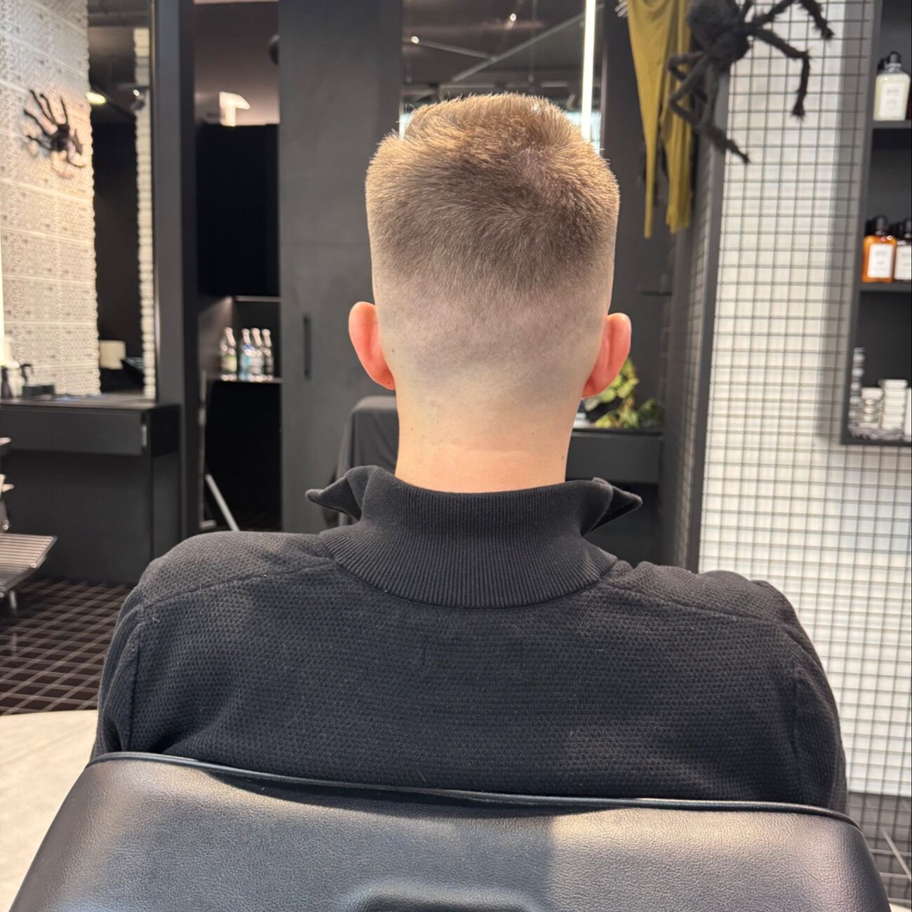 Blond strzyżenie z fade, widok z tyłu